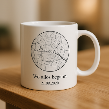 Tasse mit personalisierter Karte – Erinnerungen in der Hand