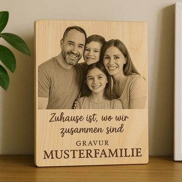 Dein Moment. Dein Zuhause. – Familienbild auf Holz mit Gravur