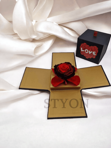 Handgefertigte Kubik-Box, konservierte dunkelrote Rose, Rosenduft - Styon