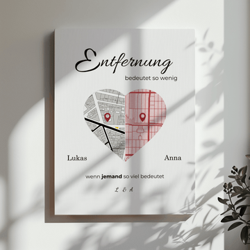 Personalisierte Leinwand mit Herzkarte, aufgeteilt in zwei Hälften mit individuellen Orten und Namen, modernes Design, ideales Geschenk für Paare in Fernbeziehungen.