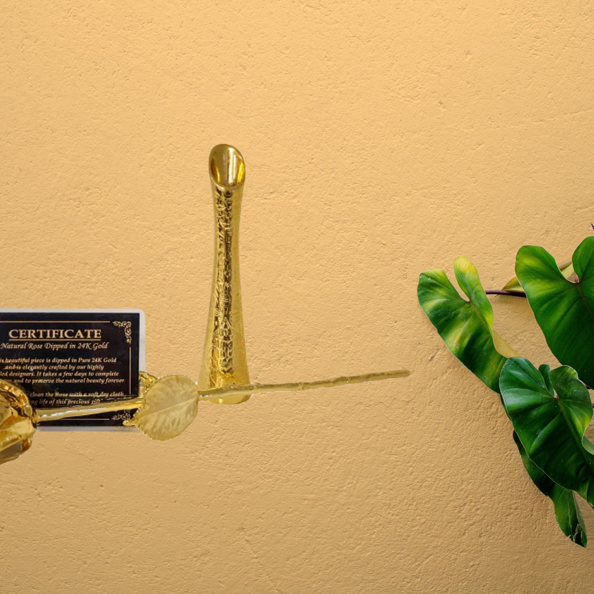 Goldene Rose mit goldener Vase auf roter Samtbox Vintage - Styon