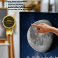 Hand zeigt auf personalisierte Mondphasen-Leinwand mit Zertifikat in Goldoptik
