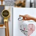 Detail-Foto einer personalisierten Leinwand mit Herz-Karte, Finger zeigt auf Oberfläche, Qualität und Veredelung sichtbar, inklusive Goldoptik-Zertifikat.
