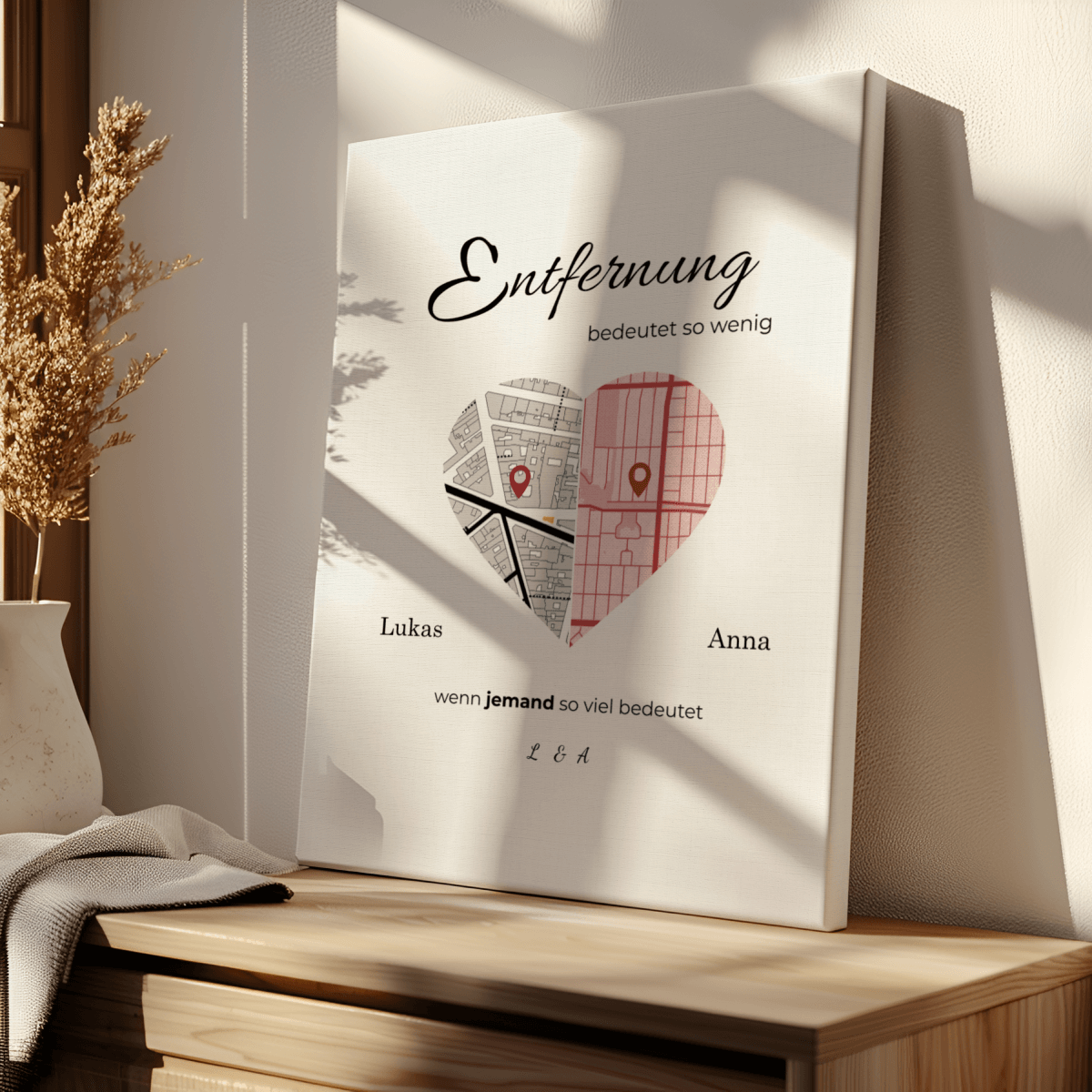 Leinwand mit personalisierter Herzkarte als Wandbild im modernen Wohnzimmer, Sonnenlicht fällt auf das Bild. Ideal als individuelles Geschenk für Liebende, Familie oder zum Einzug.