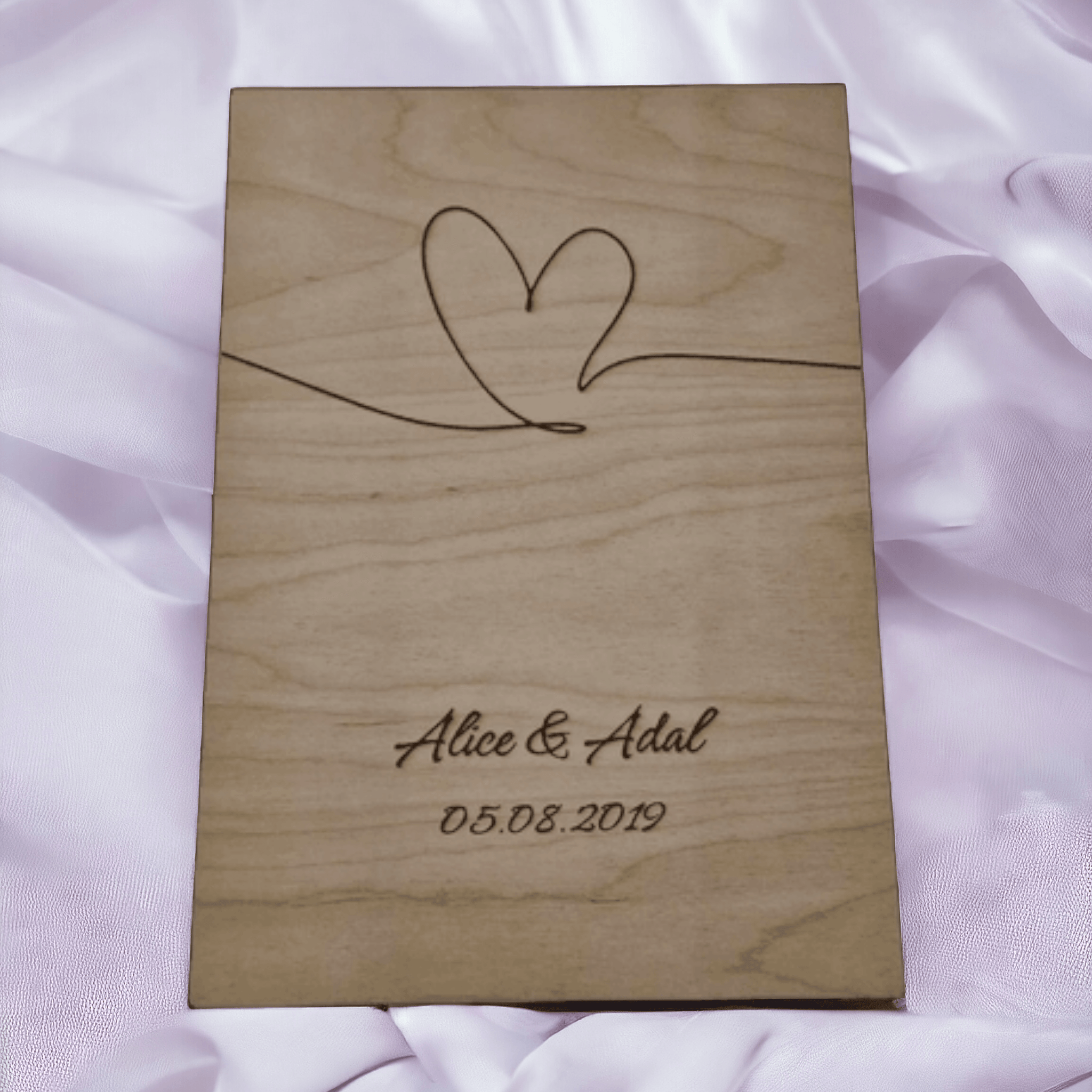 A4 Holzgravur, Herz mit Name/Datum, personalisiertes Geschenk - Styon