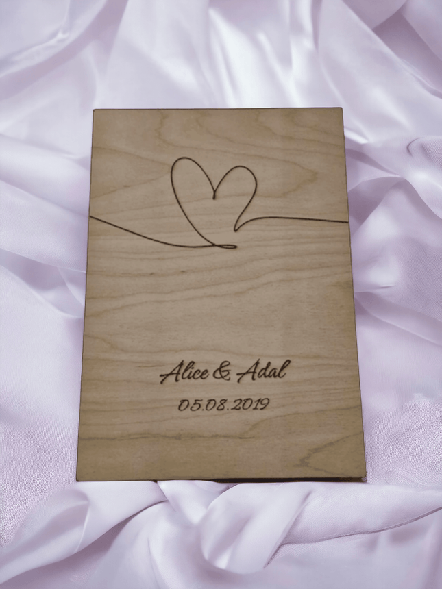 A4 Holzgravur, Herz mit Name/Datum, personalisiertes Geschenk - Styon