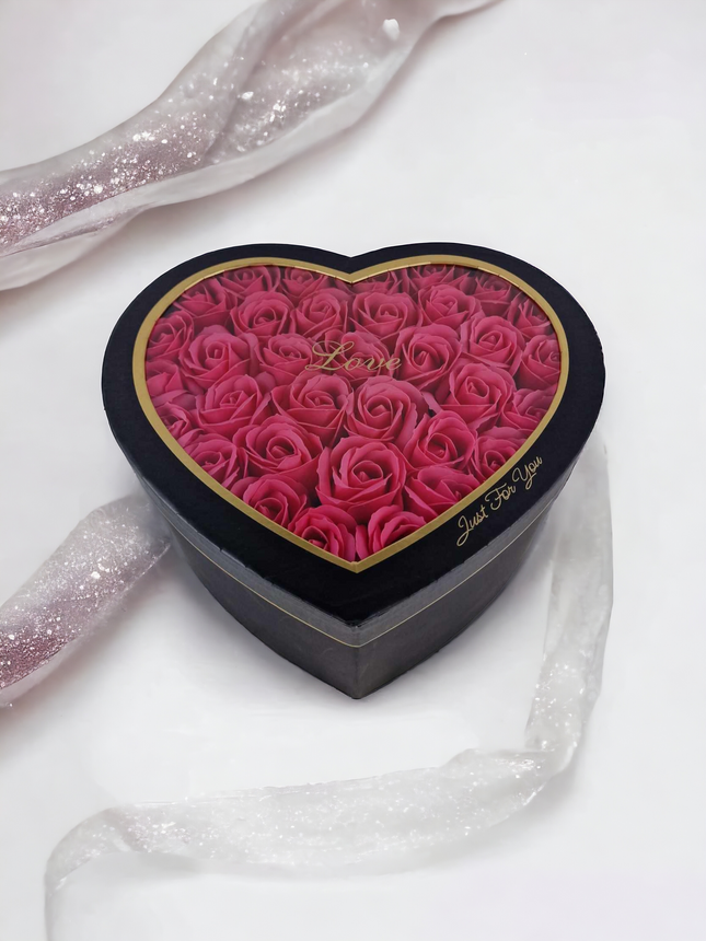 Cutie inimă cu trandafiri de săpun roz, eleganță și romantism 