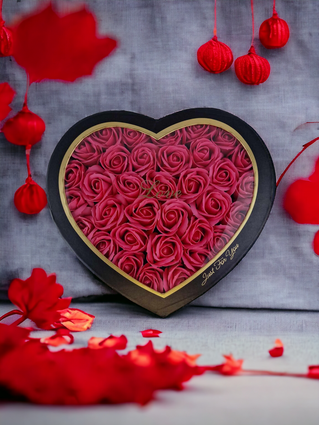 Cutie inimă cu trandafiri de săpun roz, eleganță și romantism 