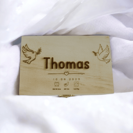 Personalisierte Holzbox mit Gravur von Tauben und Baby Details - Styon