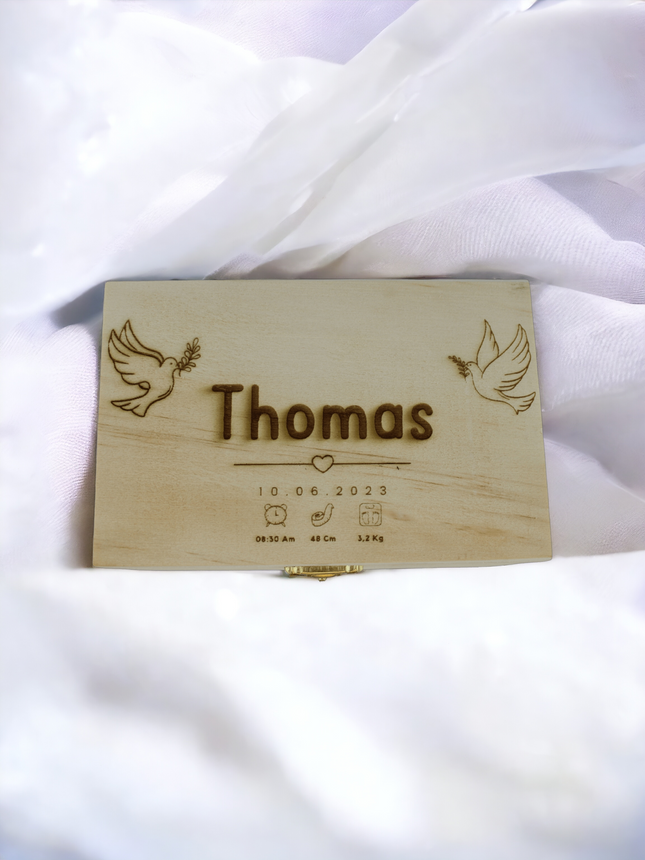 Personalisierte Holzbox mit Gravur von Tauben und Baby Details