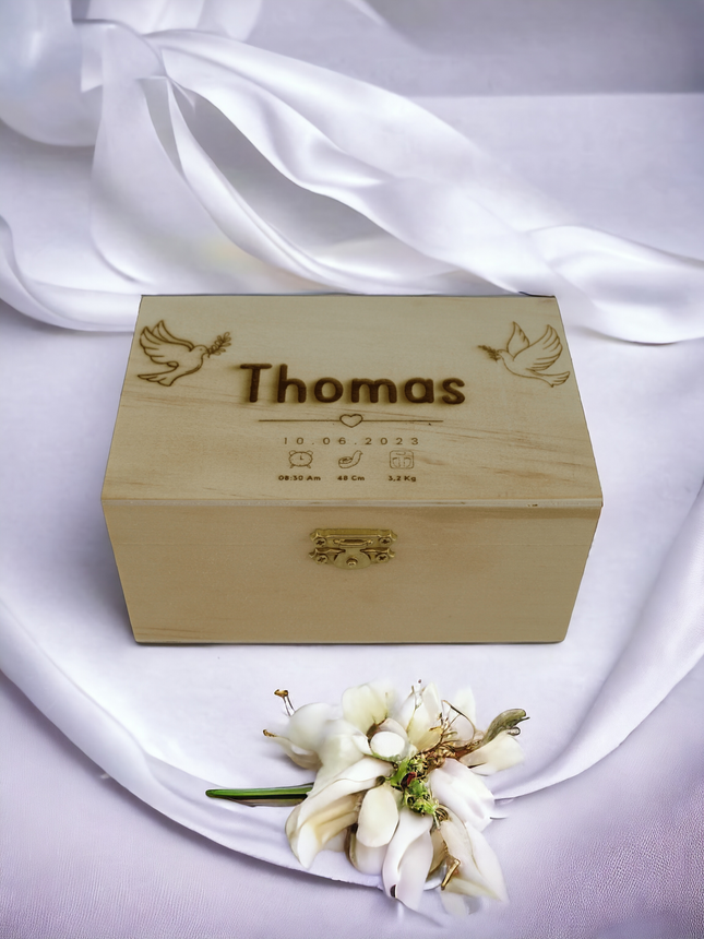 Personalisierte Holzbox mit Gravur von Tauben und Baby Details - Styon