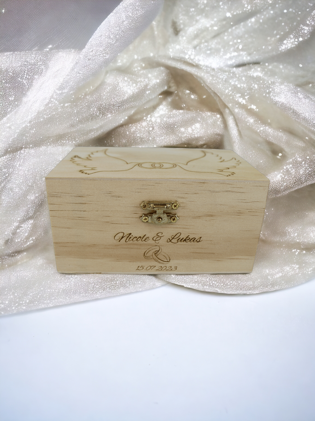 Cutie de nunta din lemn porumbei inele si date personalizate