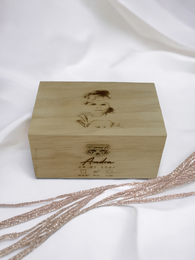 Cutie din lemn cu schiță portret bebeluș gravată personalizată