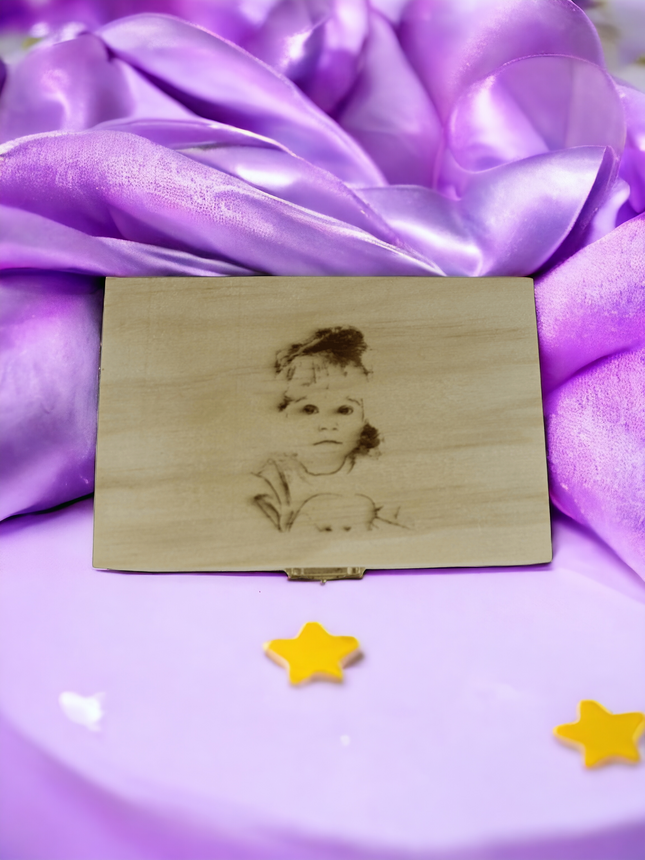 Cutie din lemn cu schiță portret bebeluș gravată personalizată