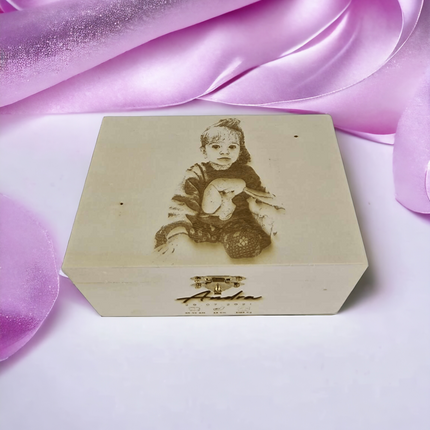 Personalisierte Holzkiste mit Portrait, graviertes Babybild