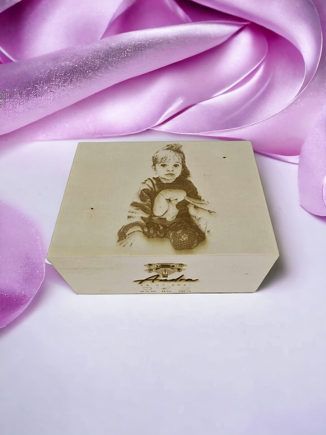 Cutie personalizata din lemn cu portret, poza bebelus gravata