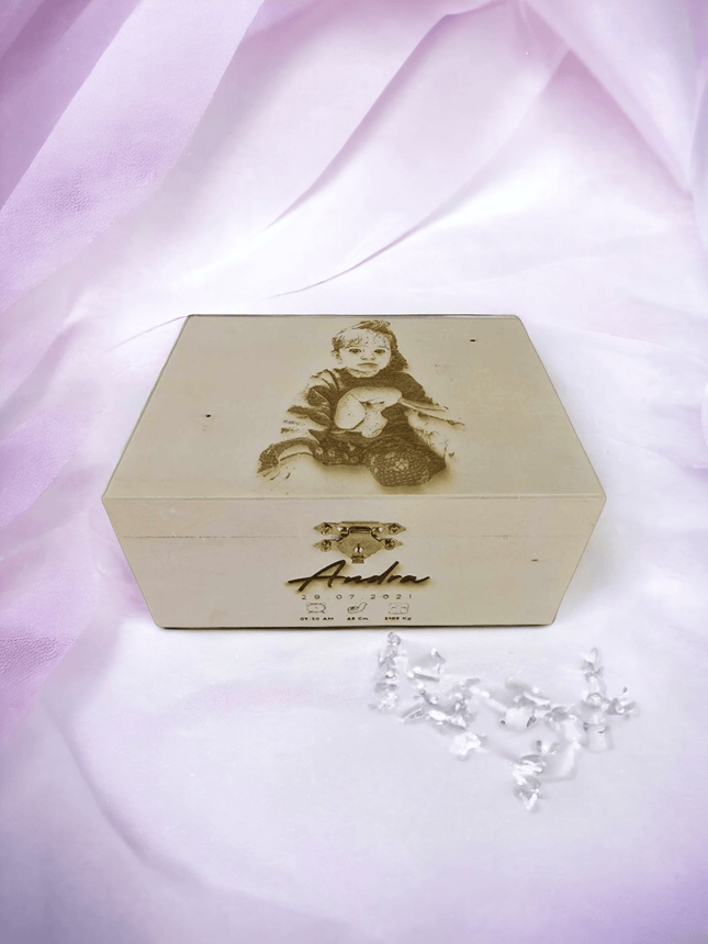 Cutie personalizata din lemn cu portret, poza bebelus gravata