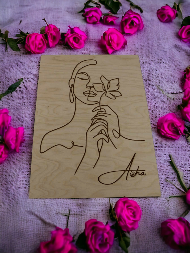 Gravura femeie &amp; flori, cu nume, personalizat, cadou din lemn A4
