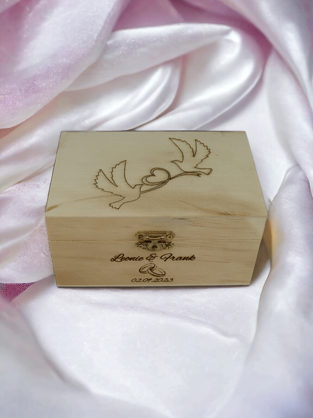 Cutie de lemn pentru porumbei de nuntă și cutie de lemn inimă personalizată