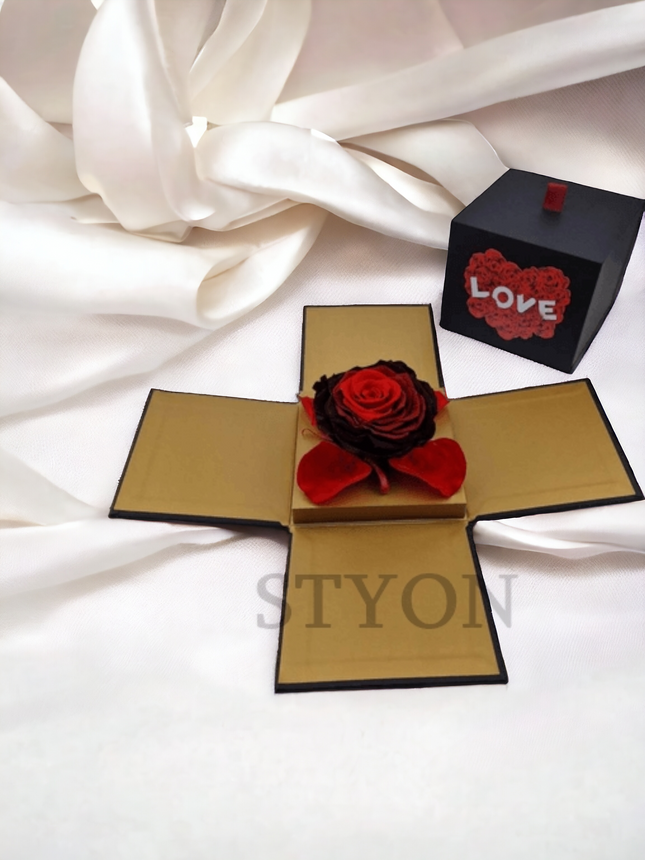 Handgefertigte Kubik-Box, konservierte dunkelrote Rose, Rosenduft