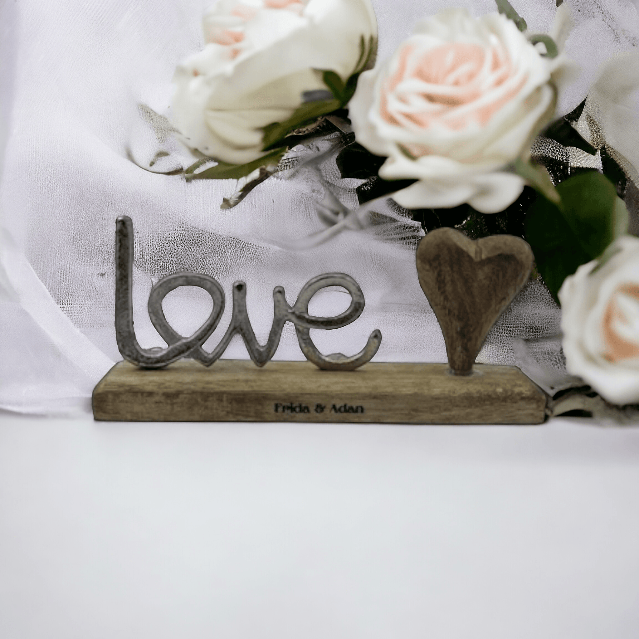 Metall 'LOVE' Display, Mangoholz, personalisiert mit Namen, 20cm - Styon