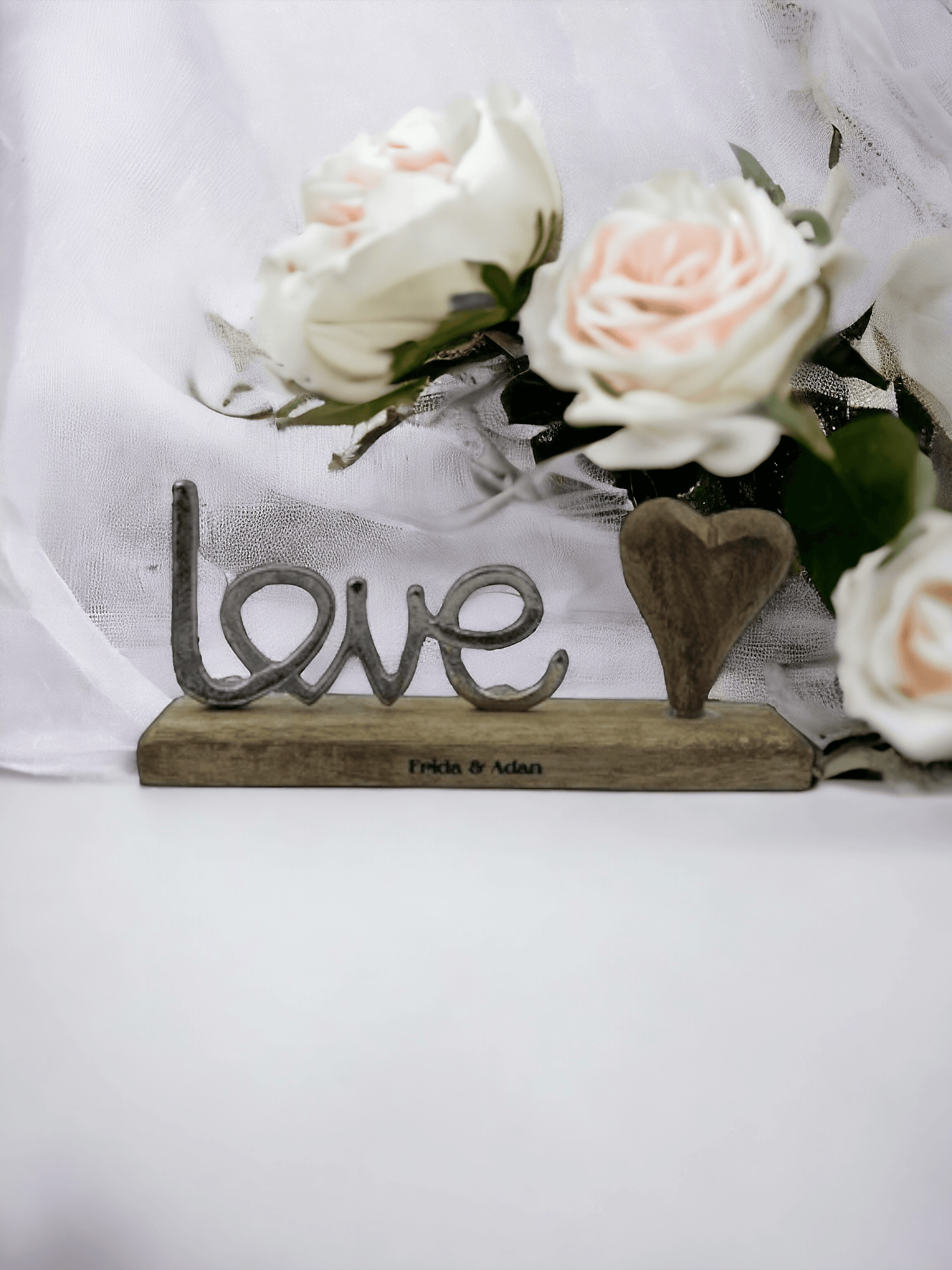 Metall 'LOVE' Display, Mangoholz, personalisiert mit Namen, 20cm - Styon