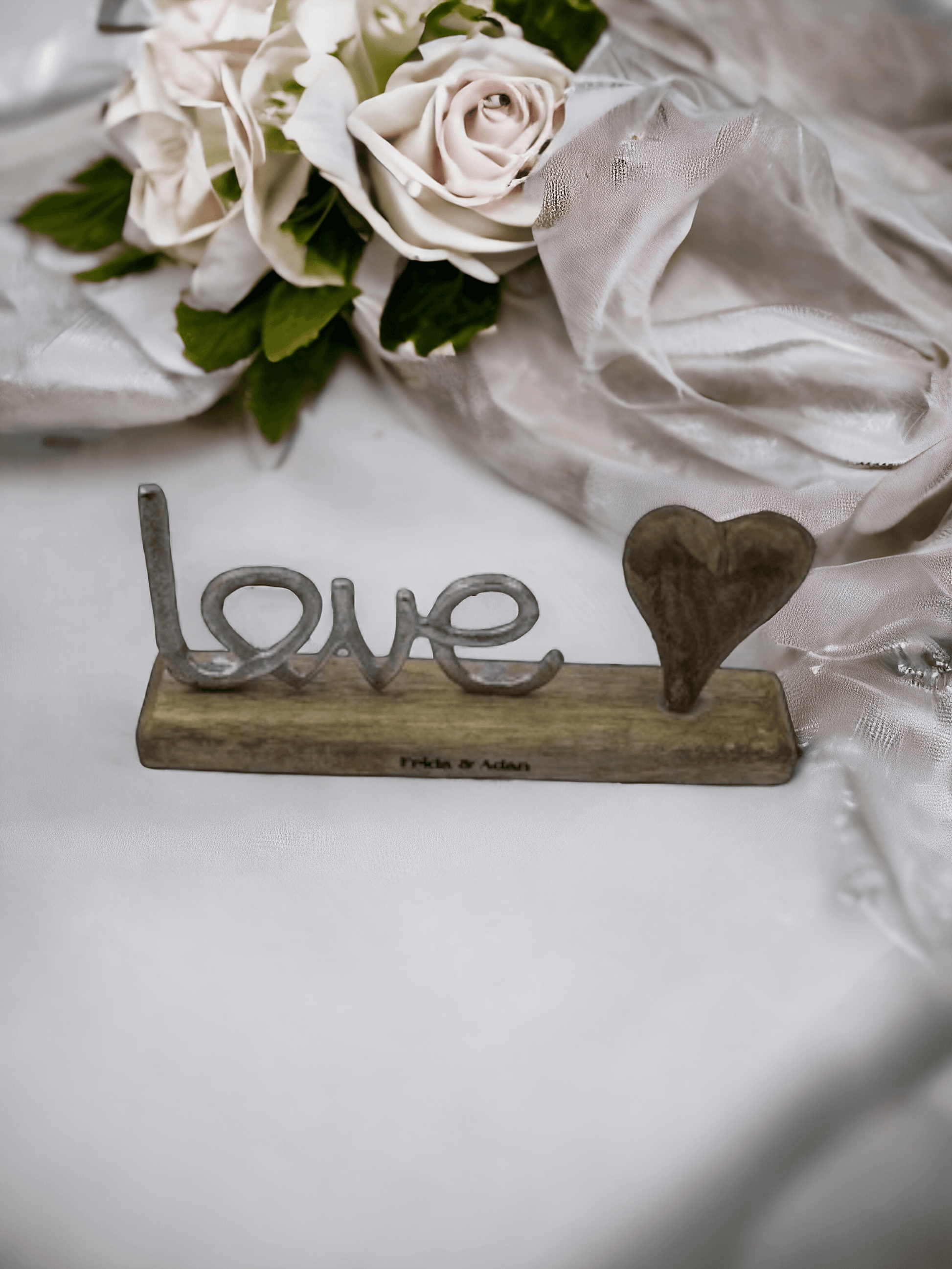 Metall 'LOVE' Display, Mangoholz, personalisiert mit Namen, 20cm - Styon