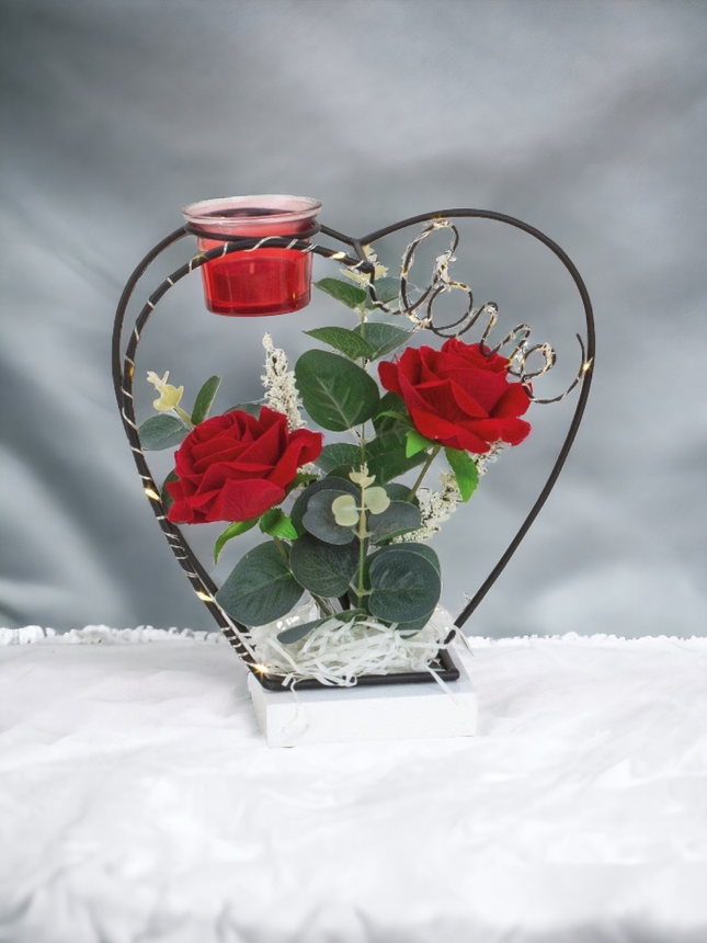 Metalldeko mit roten Rosen, Teelichter