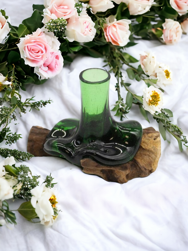 Sticle de bere reciclate - mini vaza cu flori pe lemn