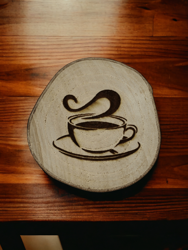 Gravierte Baumscheibe, ca. 4-5 cm, mit Kaffeetassen Motiv