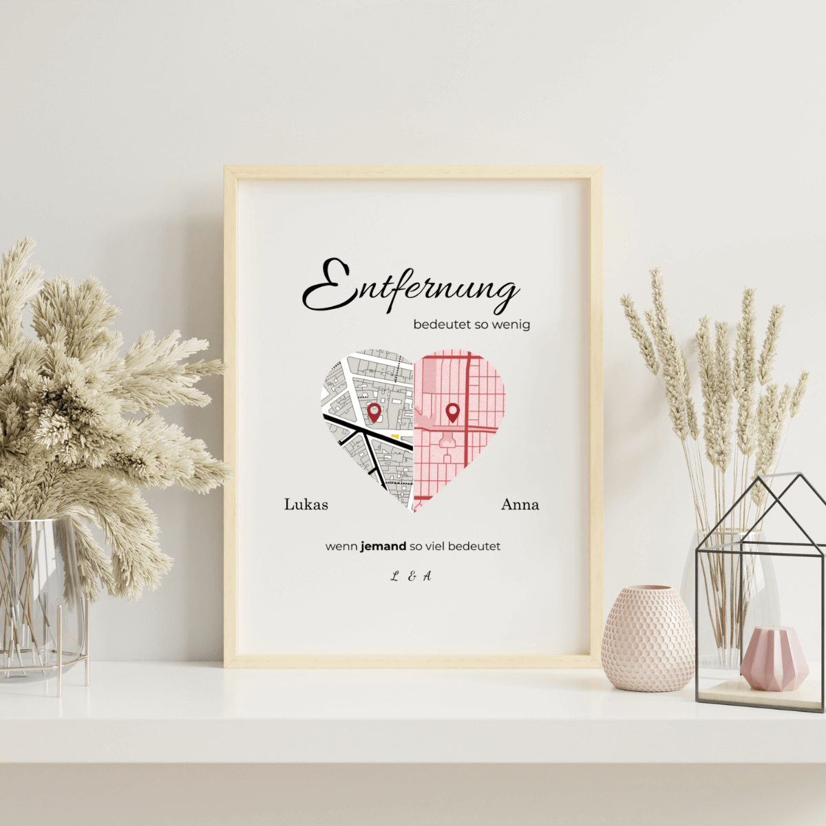 Personalisierter Poster-Print mit Herz-Karte und individuellen Namen, präsentiert auf neutralem, grauem Hintergrund. Perfekt als Geschenk für Paare oder Fernbeziehungen.