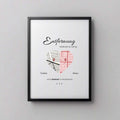 Personalisierter Poster-Print mit Herzkarte, eingerahmt in schwarzem Rahmen und inszeniert in einem modernen Wohnzimmer. Individuelle Orte und Namen für ein einzigartiges Geschenk.