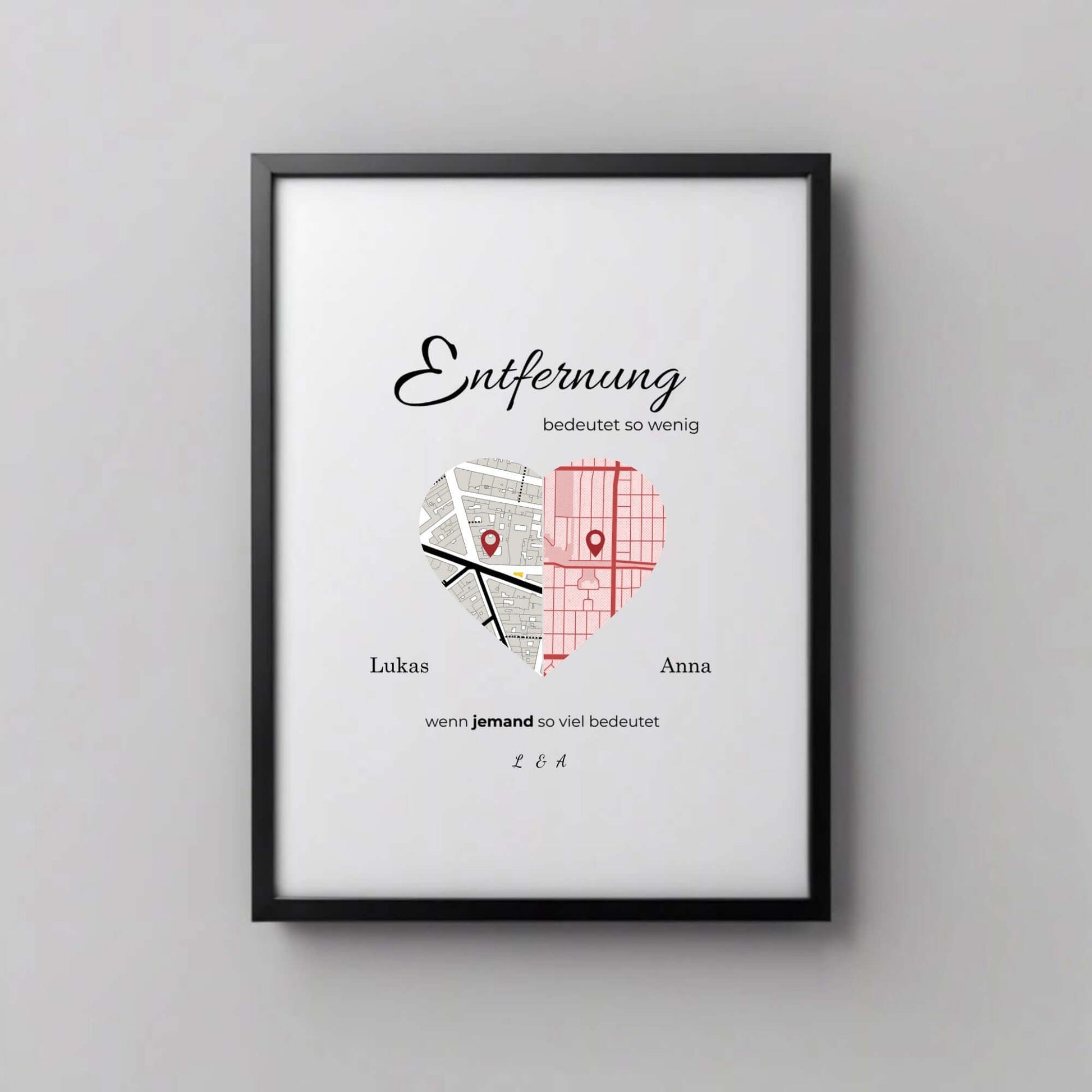 Personalisierter Poster-Print mit Herzkarte, eingerahmt in schwarzem Rahmen und inszeniert in einem modernen Wohnzimmer. Individuelle Orte und Namen für ein einzigartiges Geschenk.