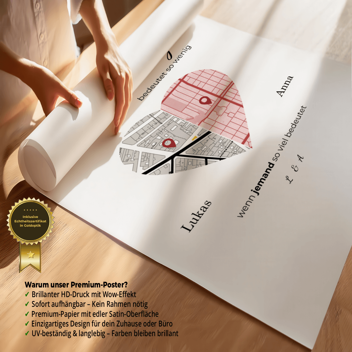 Premium Poster mit personifizierter Herzkarte, ausgerollt auf Tisch, Fokus auf Qualitätspapier, individuelle Namen. Inklusive Echtheitszertifikat in Goldoptik und Kunden-Vorteile.