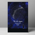 Personalisierte Sternenkarte „Wo alles begann“ als Poster im Rahmen mit blauem Sternenhimmel – Vorteile wie individuelle Gestaltung, hochwertige Druckqualität, ideales Geschenk für Paare und schnelle Lieferung als Grafikelemente hervorgehoben