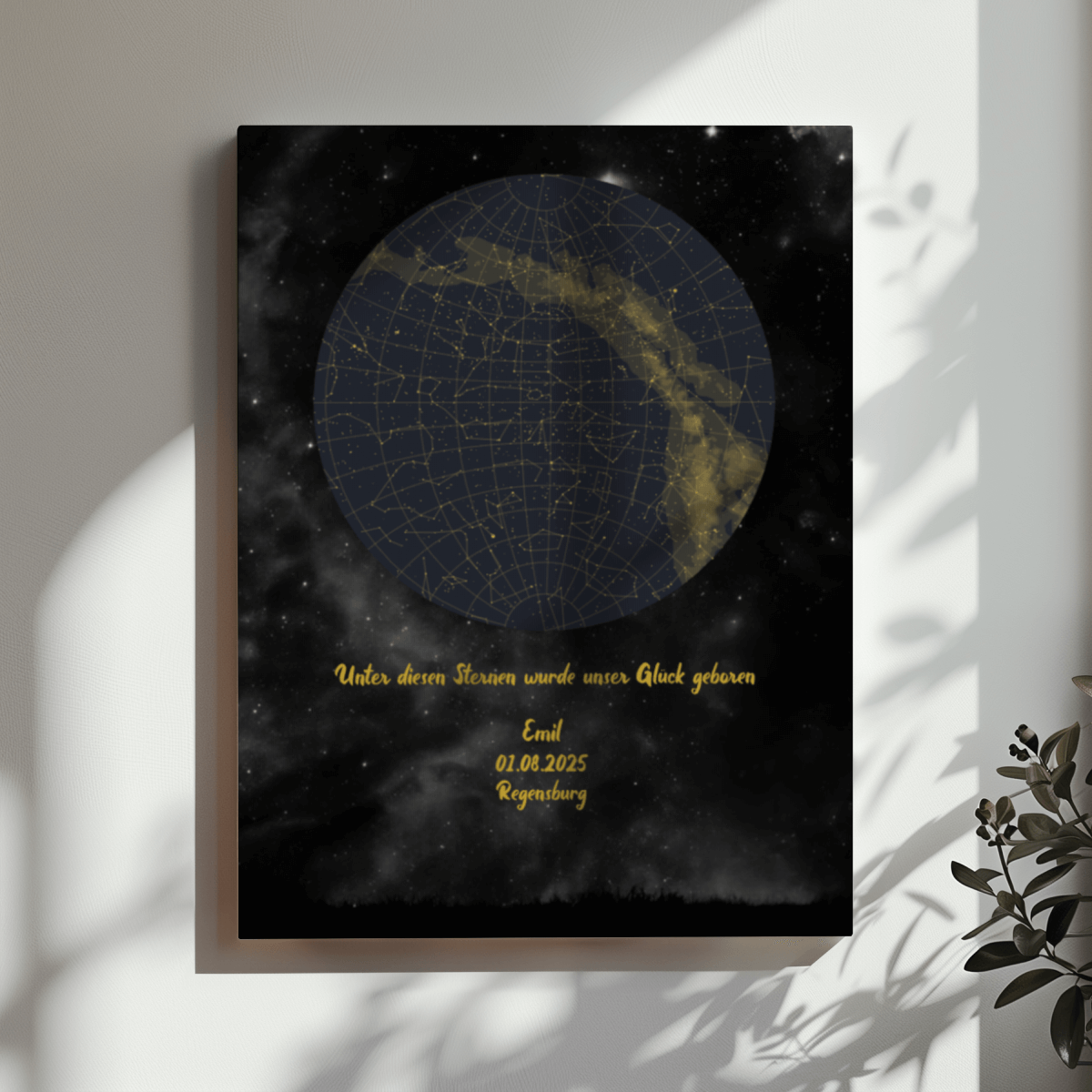 Personalisierte Sternenkarte „Wo alles begann“ als Canvas-Bild mit schwarzem Hintergrund und goldenen Akzenten, einzigartige Premium-Optik; Vorteile wie hochwertige Druckqualität, individuelle Gestaltung und exklusives Geschenk sind grafisch hervorgehoben