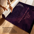 Personalisierte Sternenkarte „Wo alles begann“ auf lila Hintergrund, dargestellt als gerahmtes Poster mit hervorgehobenen Vorteilen wie personalisierbar, hochwertiger Druck, ideales Geschenk für Paare, Silhouette wählbar und schneller Versand