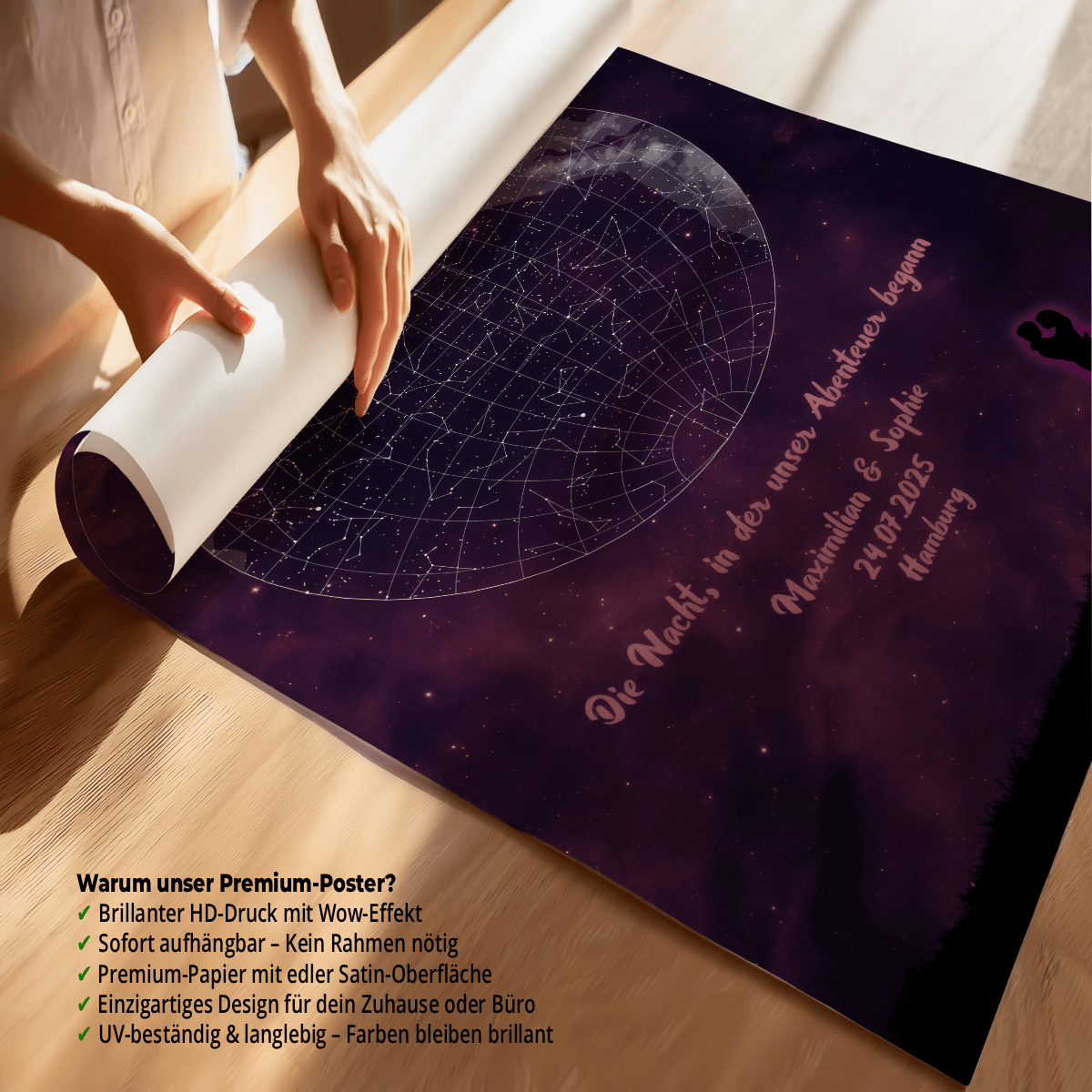 Personalisierte Sternenkarte „Wo alles begann“ auf lila Hintergrund, dargestellt als gerahmtes Poster mit hervorgehobenen Vorteilen wie personalisierbar, hochwertiger Druck, ideales Geschenk für Paare, Silhouette wählbar und schneller Versand