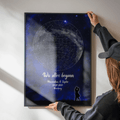 Personalisierte Sternenkarte „Wo alles begann“ mit blauem Sternenhimmel und Wunschtext, im stilvollen Rahmen präsentiert – ideales Geschenk für Paare zu besonderen Anlässen