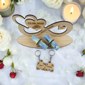 Personalisiertes Unendlichkeitszeichen aus Birkenholz mit zwei gratis gravierten Anhängern – ideales Hochzeitsgeschenk mit Namen und Datum