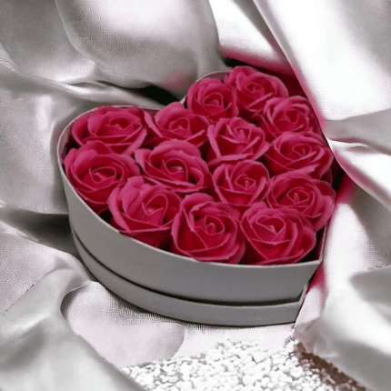 Herzförmige Schachtel mit 14 großen rosa duftenden Seifenrosen - Styon