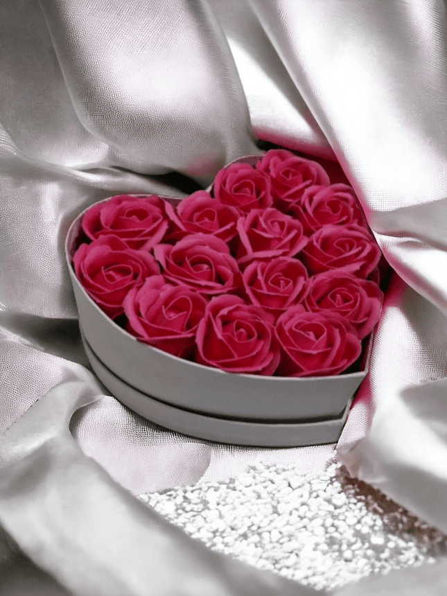 Herzförmige Schachtel mit 14 großen rosa duftenden Seifenrosen - Styon
