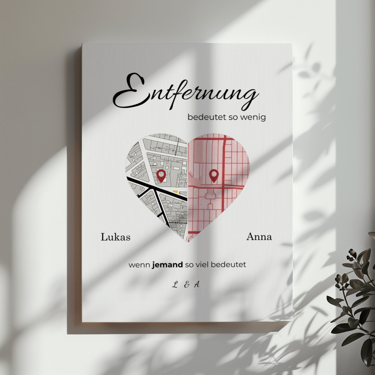 Personalisierte Leinwand mit Herzkarte, aufgeteilt in zwei Hälften mit individuellen Orten und Namen, modernes Design, ideales Geschenk für Paare in Fernbeziehungen.