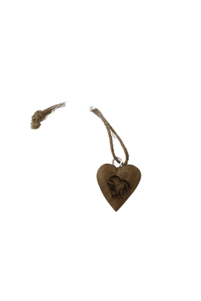 Holzherz mit eingravierten Initialen in einem Herz - Styon