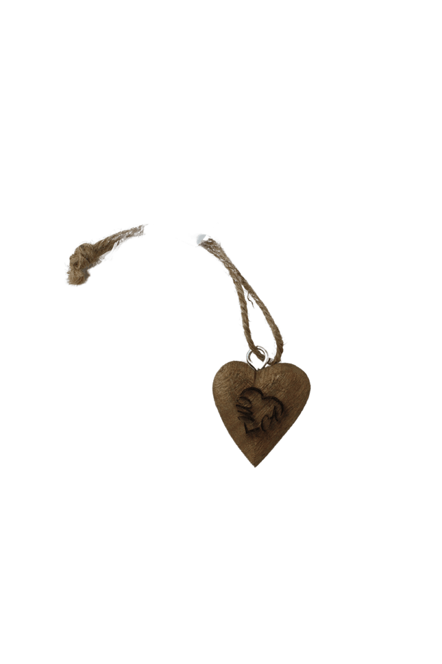Holzherz mit eingravierten Initialen in einem Herz - Styon