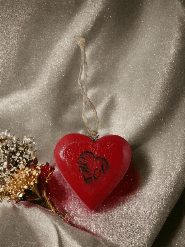 Holzherz mit eingravierten Initialen Rot Herz mit Schnur - Styon