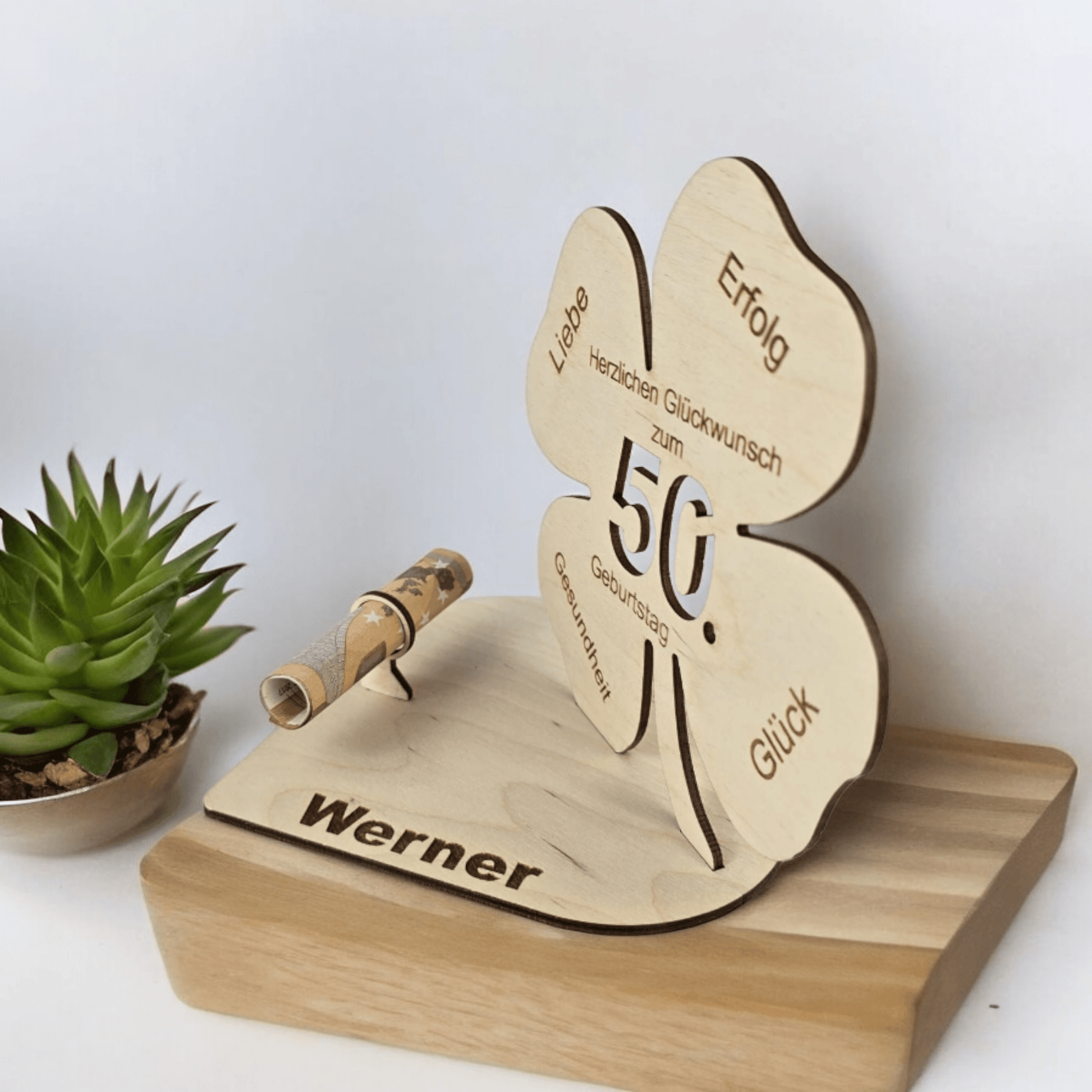 Detailansicht der Gravur „Liebe, Erfolg, Gesundheit & Glück” auf dem personalisierten Holz-Kleeblatt – originelles Geburtstagsgeschenk.