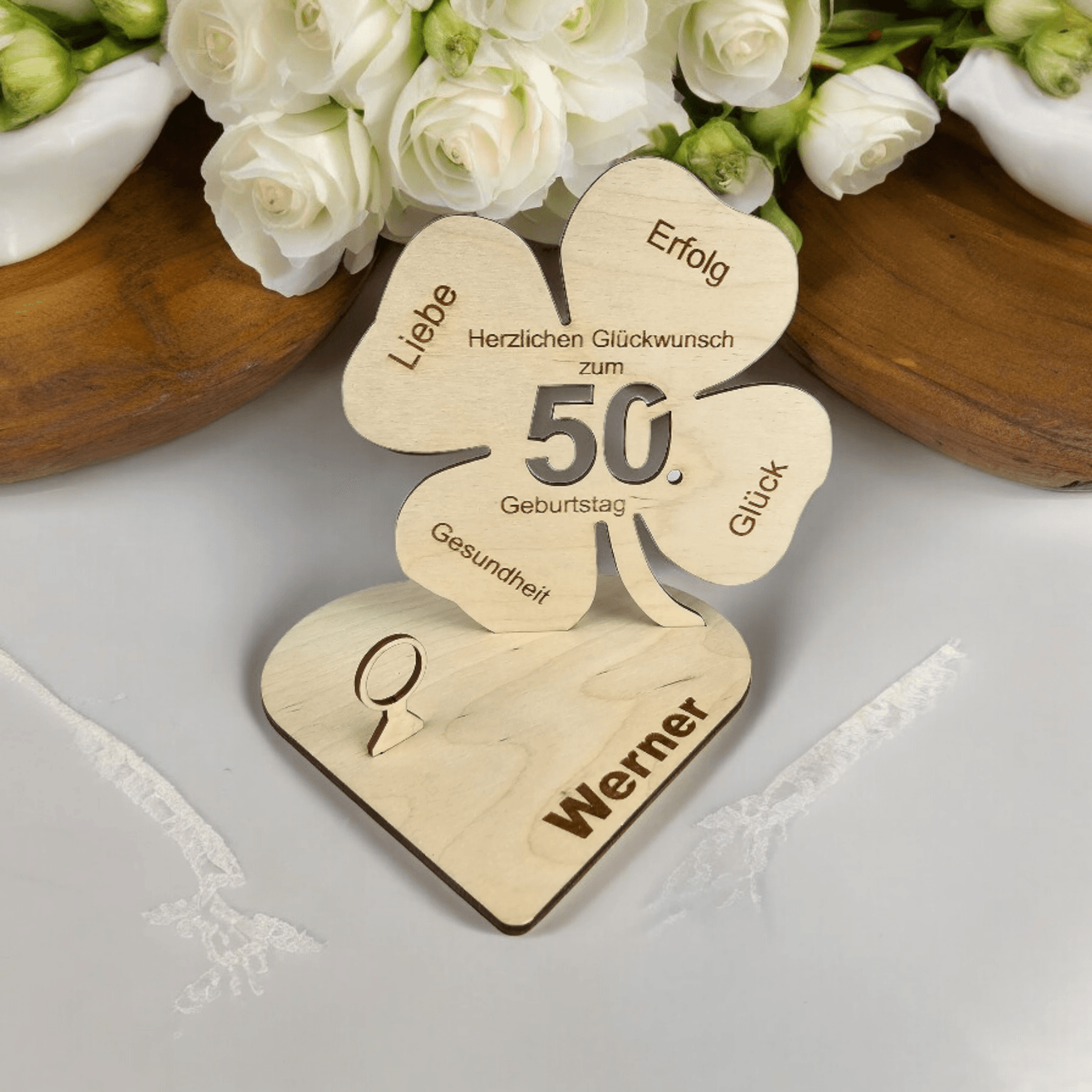 Personalisiertes Kleeblatt aus Holz mit Gravur, Geldring und Wunschalter – das perfekte Geschenk zum 50. Geburtstag von Styon.