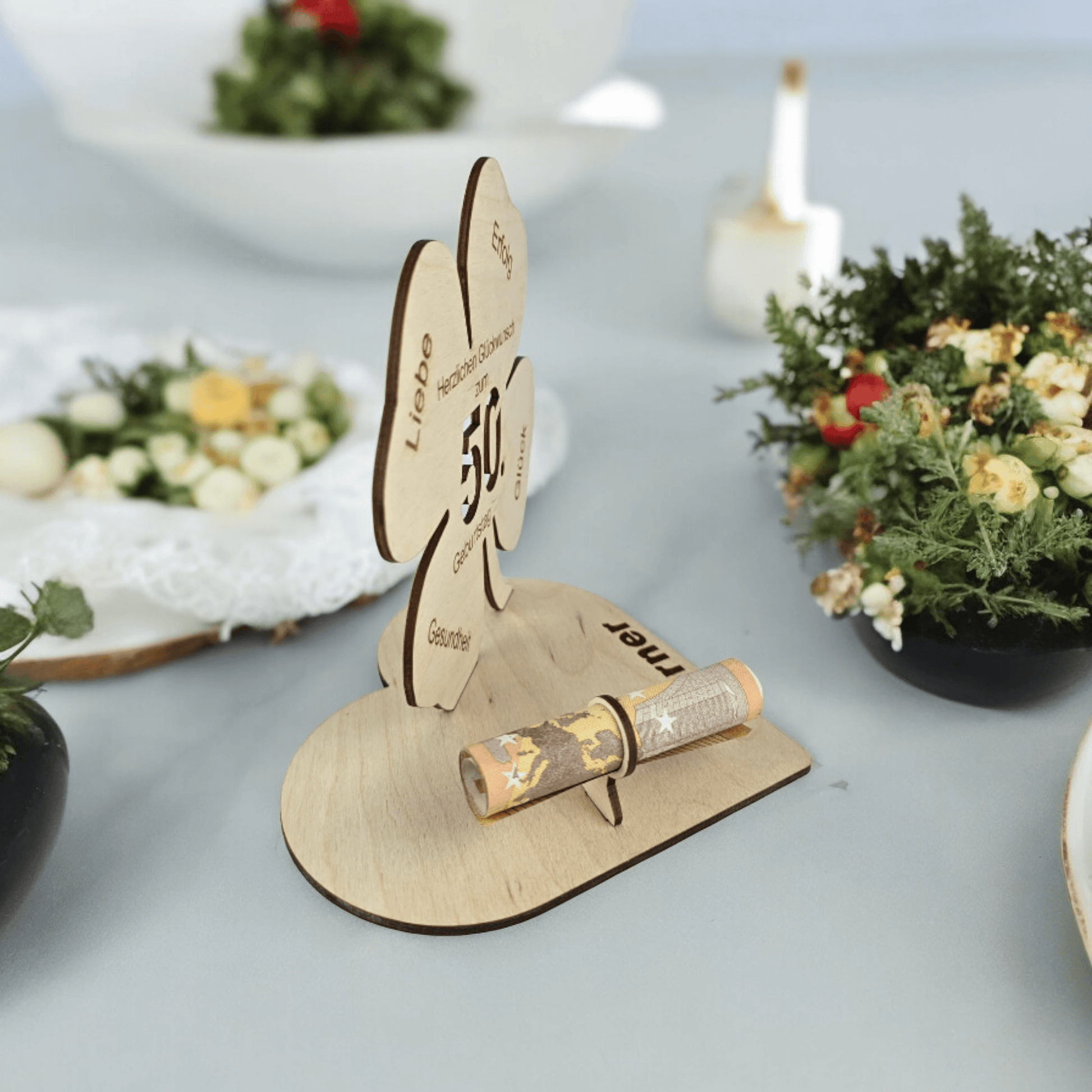 Kleeblatt als stilvolle Dekoration im Wohnzimmer oder Büro – kreatives und persönliches Geschenk zum Geburtstag.