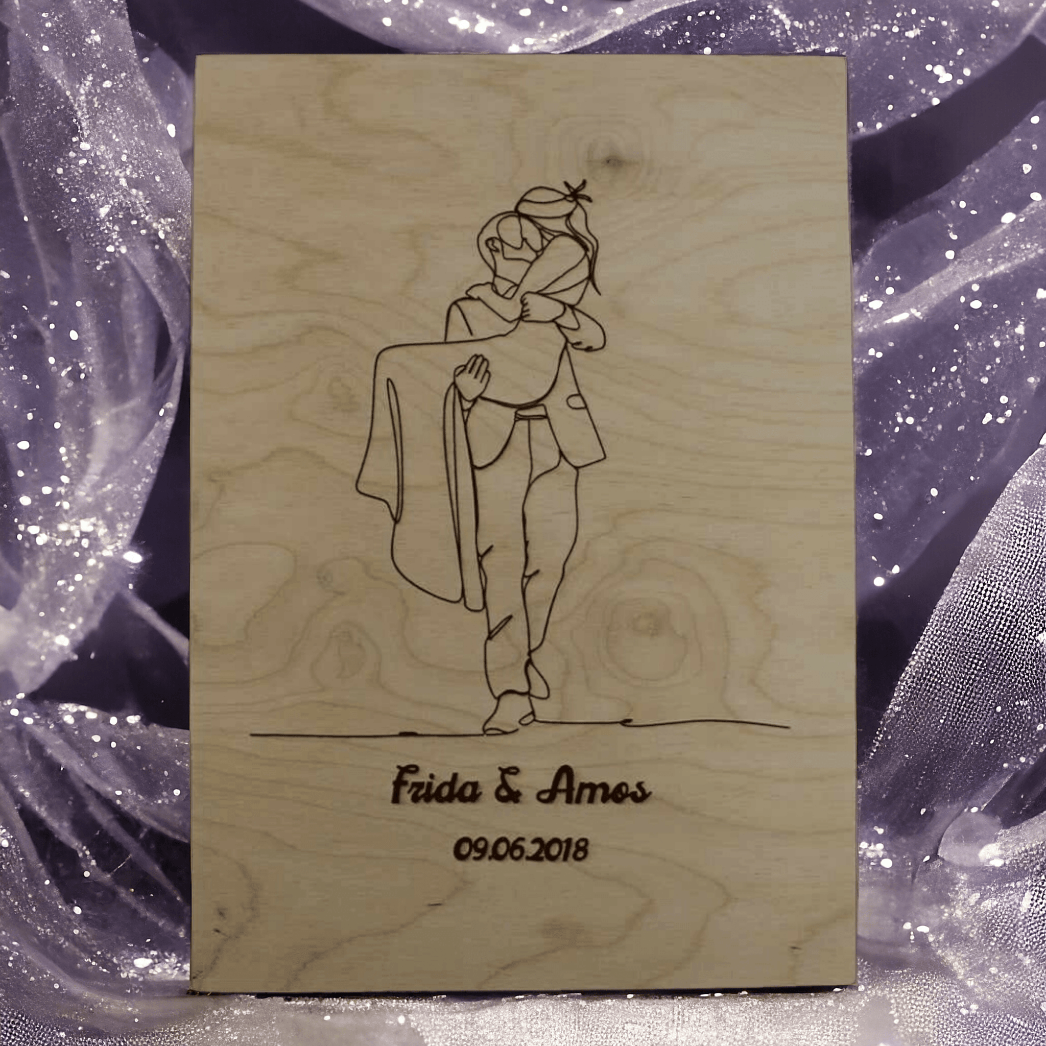 Mann hält Frau Gravur, Name/D, personalisiert, Holzgeschenk - Styon